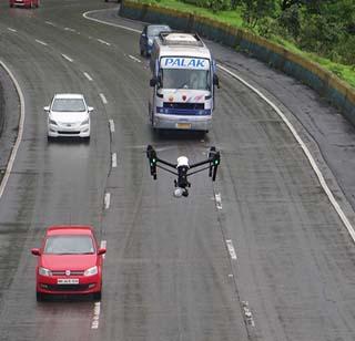 Now look at the 'drone' of the Mumbai-Pune expressway | मुंबई-पुणे एक्सप्रेस वेवर आता 'ड्रोन'ची नजर