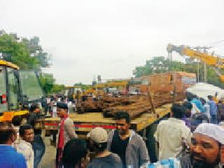 Small crane fails to succeed | छोटी क्रेन ठरली अपयशी Small crane fails to succeed | छोटी क्रेन ठरली अपयशी