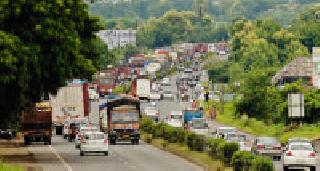 After the accident, on the Wardha road | अपघातानंतर वर्धा मार्गावर जाम After the accident, on the Wardha road | अपघातानंतर वर्धा मार्गावर जाम
