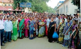 Women attacked the Thane | महिलांचा ठाण्यावर हल्लाबोल Women attacked the Thane | महिलांचा ठाण्यावर हल्लाबोल