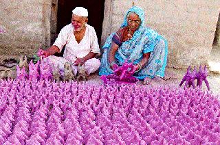 Demand for clay bulls decreases | मातीच्या बैलांची मागणी घटली