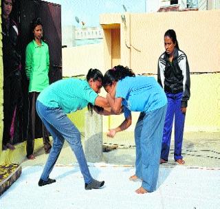 Wrestling kicks in Akoli | अकोल्यातल्या पोरींची कुस्ती