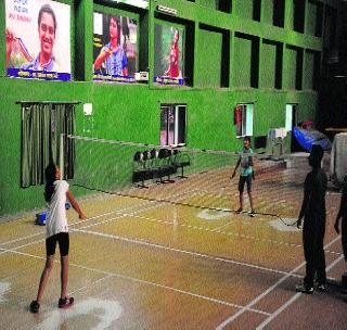 Badminton's increased craze | बॅडमिंटनची वाढली क्रेझ