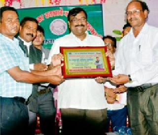 Workers' hard work contributed a lot to the farmers | वृक्ष लागवडीच्या संकल्प पूर्तीमध्ये वनकर्मचाऱ्यांच्या परिश्रमाचा सिंहाचा वाटा Workers' hard work contributed a lot to the farmers | वृक्ष लागवडीच्या संकल्प पूर्तीमध्ये वनकर्मचाऱ्यांच्या परिश्रमाचा सिंहाचा वाटा