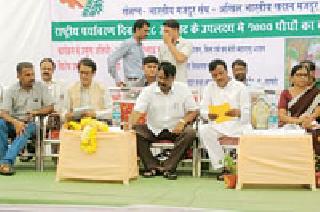Honor to the Honorable students by the Guardian Minister | गुणवंत विद्यार्थ्यांचा पालकमंत्र्यांच्या हस्ते सन्मान Honor to the Honorable students by the Guardian Minister | गुणवंत विद्यार्थ्यांचा पालकमंत्र्यांच्या हस्ते सन्मान