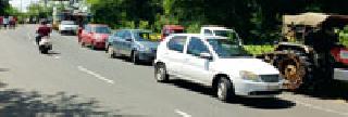 One hour traffic jam due to an accident | अपघातामुळे एक तास वाहतूक ठप्प One hour traffic jam due to an accident | अपघातामुळे एक तास वाहतूक ठप्प