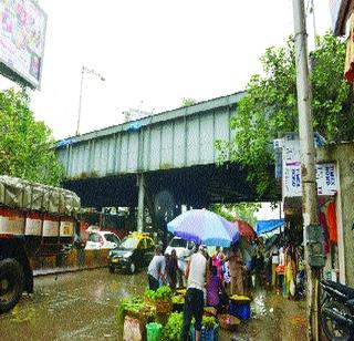 Tilak bridge is cold; Leakage bridge leakage | टिळक पूल जीर्ण; लालबाग पुलाला गळती