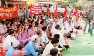 CPI (M) protest against inflation | महागाई विरोधात माकपचे धरणे CPI (M) protest against inflation | महागाई विरोधात माकपचे धरणे