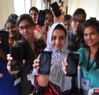 Get 75 percent attendance smartphones, gift to government college students | 75 टक्के हजेरी दाखवा स्मार्टफोन मिळवा, सरकारचं कॉलेज विद्यार्थ्यांना गिफ्ट