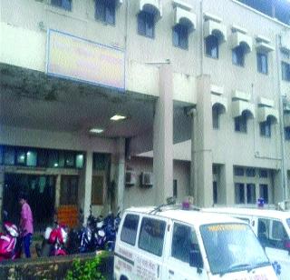 Drought in the District Hospital | जिल्हा रुग्णालयात डॉक्टरांचाच दुष्काळ