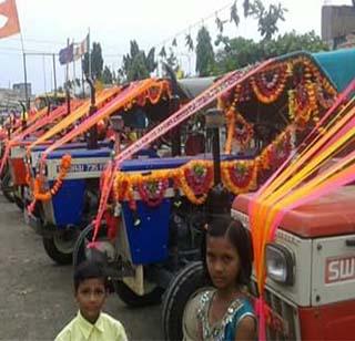 Tractor for the oxygen under the hood! | पोळ्याचा तोरणाखाली बैलाच्या दिमतीला ट्रॅक्टर !