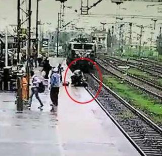 VIDEO: Women were briefly left out of the train | VIDEO: महिला ट्रेनखाली येण्यापासून थोडक्यात बचावली