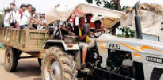 Children from Adarsh ​​village tractor with school migration | आदर्श गावातील विद्यार्थ्यांचा ट्रॅक्टरने शालेय प्रवास