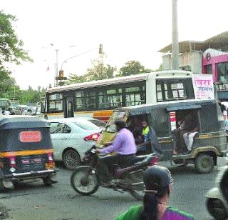 Traffic collide with new Panvelkar | वाहतूक कोंडीने नवीन पनवेलकर त्रस्त Traffic collide with new Panvelkar | वाहतूक कोंडीने नवीन पनवेलकर त्रस्त