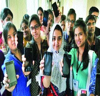 Indore students receive SMS for attendance | हजेरीबद्दल इंदोरच्या विद्यार्थ्यांना स्मार्टफोन