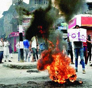 A boy died in confrontation in Kashmir | काश्मिरातील संघर्षात मुलगा ठार