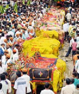 Farmers expressed gratitude towards Balletapatiya | शेतकऱ्यांनी व्यक्त केली बैलांप्रति कृतज्ञता Farmers expressed gratitude towards Balletapatiya | शेतकऱ्यांनी व्यक्त केली बैलांप्रति कृतज्ञता