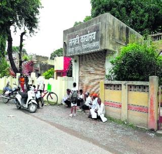 Offices Off; Pandey's bouquet! | कार्यालये बंद; पांडेबुवांची दांडी!