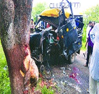 Three people were killed in a taxi on the tree | टॅक्सी झाडावर आदळून तीन ठार