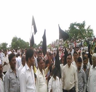 The protest by the farmers by showing black flags | काळे झेंडे दाखवून शेतक-यांनी केला शासनाचा निषेध The protest by the farmers by showing black flags | काळे झेंडे दाखवून शेतक-यांनी केला शासनाचा निषेध
