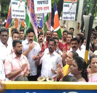 Mantra's 'Aarti' movement in Mulund | मुलुंडमध्ये मनसेचे 'आरती’ आंदोलन Mantra's 'Aarti' movement in Mulund | मुलुंडमध्ये मनसेचे 'आरती’ आंदोलन