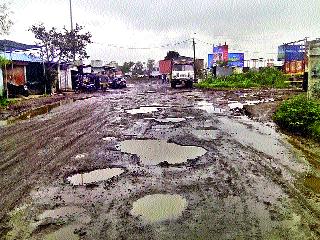 Old highway drought in Ghoti | घोटीतील जुन्या महामार्गाची दुरवस्था