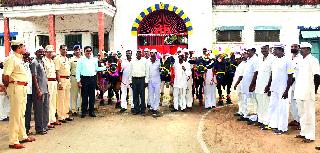 The procession of the bulls left in the prison | कारागृहातही निघाली बैलांची मिरवणूक