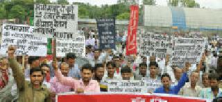 Performance of unity produced by employees | कर्मचाऱ्यांनी घडविले एकजुटीचे प्रदर्शन Performance of unity produced by employees | कर्मचाऱ्यांनी घडविले एकजुटीचे प्रदर्शन