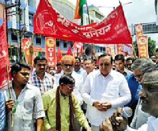 शासकीय कर्मचारी रस्त्यावर