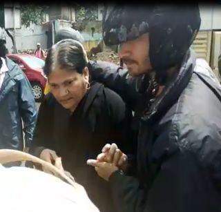 VIDEO: The women approaching Lechki reached the hospital with potholes | VIDEO: लेकीकडे निघालेली महिला खड्ड्यांमुळे पोहोचली रुग्णालयात