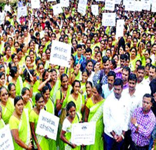 Front of protests against anti-labor laws | कामगारविरोधी कायद्याच्या निषेधार्थ मोर्चा