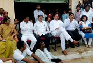 MPs of the MPs: | खासदारांची सात्वंना : MPs of the MPs: | खासदारांची सात्वंना :