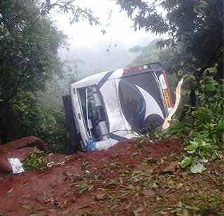 VIDEO - The luxury bus enters the Konkan collapse, 2 killed | VIDEO - कोकणात जाणारी लक्झरी बस दरीत कोसळली, २ ठार