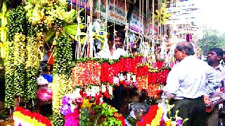 The market is full of decorative, readymade goods | सजावटीच्या रेडिमेड वस्तूंनी बहरली बाजारपेठ The market is full of decorative, readymade goods | सजावटीच्या रेडिमेड वस्तूंनी बहरली बाजारपेठ