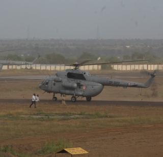 19 airplanes, 4 helicopter crews, eyes of Solapuris in the sky | १९ विमानं, ४ हेलिकॉप्टरच्या गिरक्यांनी सोलापूरकरांचे डोळे आकाशाकडे