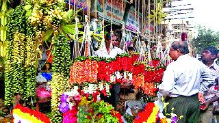 The market is full of decorative, readymade goods | सजावटीच्या रेडिमेड वस्तूंनी बहरली बाजारपेठ The market is full of decorative, readymade goods | सजावटीच्या रेडिमेड वस्तूंनी बहरली बाजारपेठ