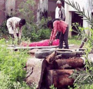 Due to lack of money for the funeral, the body of the burned wife in the mud of the trash | अंत्यविधीसाठी पैसे नसल्याने कच-याच्या ढिगा-यात जाळला पत्नीचा मृतदेह