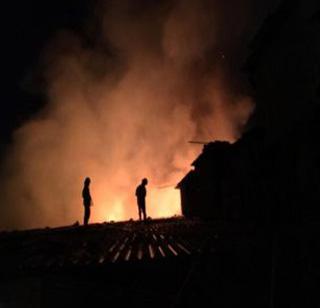 Fire at KBC office on Mumbai-Agra highway | मुंबई-आग्रा महामार्गावरील केबीसी कार्यालयाला आग Fire at KBC office on Mumbai-Agra highway | मुंबई-आग्रा महामार्गावरील केबीसी कार्यालयाला आग
