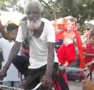 VIDEO - Ibrahim doing his bapo ritual for 41 years | VIDEO - तब्बल ४१ वर्षांपासून बाप्पांचे सारथ्य करतायत इब्राहिम VIDEO - Ibrahim doing his bapo ritual for 41 years | VIDEO - तब्बल ४१ वर्षांपासून बाप्पांचे सारथ्य करतायत इब्राहिम