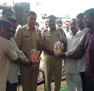 Distribution of silvery clay to Ganesh devotees | गणेशभक्तांना शाडुच्या मातीच्या मुर्तीचे वितरण