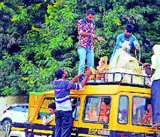 This year, without buying Ganesh idol, | यंदा गणेशमूर्ती खरेदीविना तशाच पडून This year, without buying Ganesh idol, | यंदा गणेशमूर्ती खरेदीविना तशाच पडून