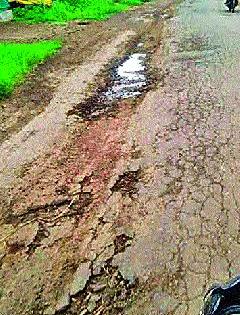 Pillakos-Kalvan road becomes the trap of death | पिळकोस-कळवण रस्ता बनला मृत्यूचा सापळा Pillakos-Kalvan road becomes the trap of death | पिळकोस-कळवण रस्ता बनला मृत्यूचा सापळा
