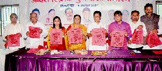 Eco-friendly cloth bags for the production | निर्माल्यासाठी पर्यावरणपूरक कापडी पिशव्यांचे वाटप Eco-friendly cloth bags for the production | निर्माल्यासाठी पर्यावरणपूरक कापडी पिशव्यांचे वाटप