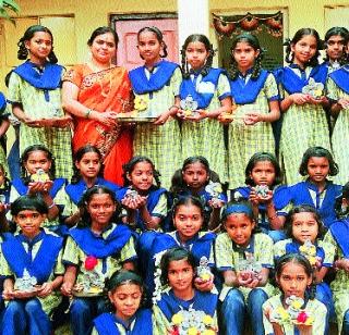 Girls started the Ganesh idol of Shadu | मुलींनी साकारल्या शाडूच्या गणेशमूर्ती Girls started the Ganesh idol of Shadu | मुलींनी साकारल्या शाडूच्या गणेशमूर्ती