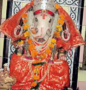 Ganapati is the right hand man of faith | श्रद्धेला पावणारा उजव्या सोंडेचा गणपती Ganapati is the right hand man of faith | श्रद्धेला पावणारा उजव्या सोंडेचा गणपती