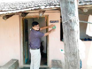 Stacked up to fully prepared toilets | पूर्ण तयार शौचालयांना लावले स्टिकर Stacked up to fully prepared toilets | पूर्ण तयार शौचालयांना लावले स्टिकर