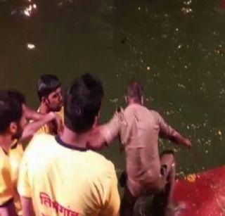 VIDEO: Attempt to dump the police sub-inspector in Kalyan | VIDEO: कल्याणमध्ये पोलीस उपनिरीक्षकाला बुडवून मारण्याचा प्रयत्न