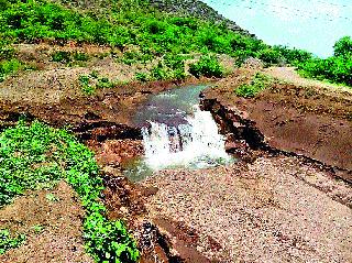 Chinchapura right-awaited break in the canal | चणकापूर उजव्या कालव्याला भगदाड Chinchapura right-awaited break in the canal | चणकापूर उजव्या कालव्याला भगदाड