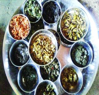 Nirvaida of rajbhaji and rice bread | रानभाजी अन् नाचणीच्या भाकरीचा नैवेद्य Nirvaida of rajbhaji and rice bread | रानभाजी अन् नाचणीच्या भाकरीचा नैवेद्य