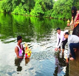 Bappa came to be unbeaten ... | बाप्पा आले अन निघालेही...